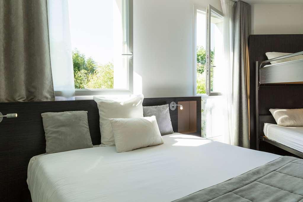 The Originals Boutique Hotel Restaurant Saint James, Монтегю Стая снимка